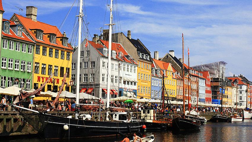 Photo of a canal in Copenhagen with brightly painted buildings