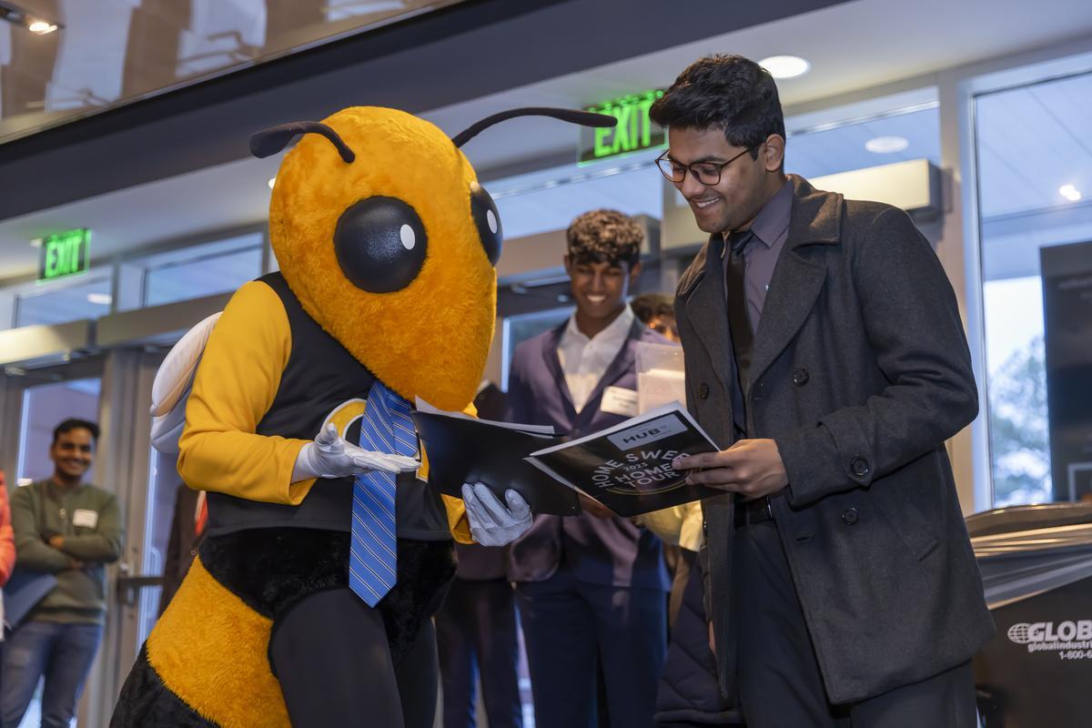 Buzz looks at a student's resume
